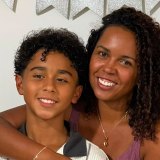 Una mamá y su hijo, participante de Eco Explorers, sonríen abrazados